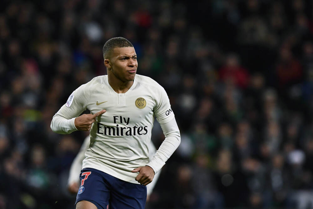 被包夹依然稳定输出！杜兰特半场8中4&三分3中3砍下两队最高16分